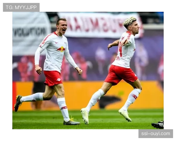 暖心一幕:莱比锡球迷向对手沃尔夫斯堡的患病小球迷赠送全队签名球衣 暖心一幕:莱比锡球迷向对手沃尔夫斯堡的患病小球迷赠送全队签名球衣